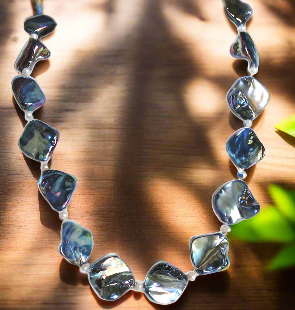Collier en perles de nacre métallisé et petites perles fines