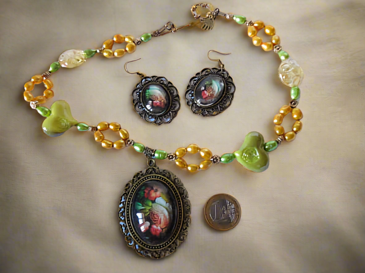 Parure en perles de culture véritables et perles acrylique avec camée en verre représentant des fleurs