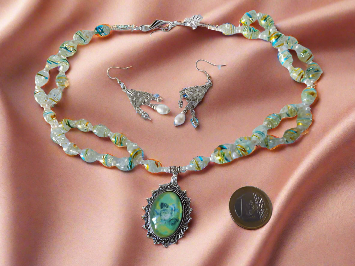 Parure en verre avec camée représentant des fleurs NACRELUNE parure