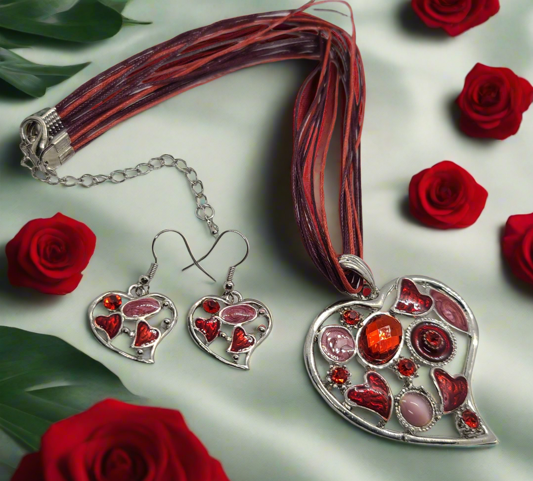 Pendentif en émail et strass en forme de coeur avec boucles assorties