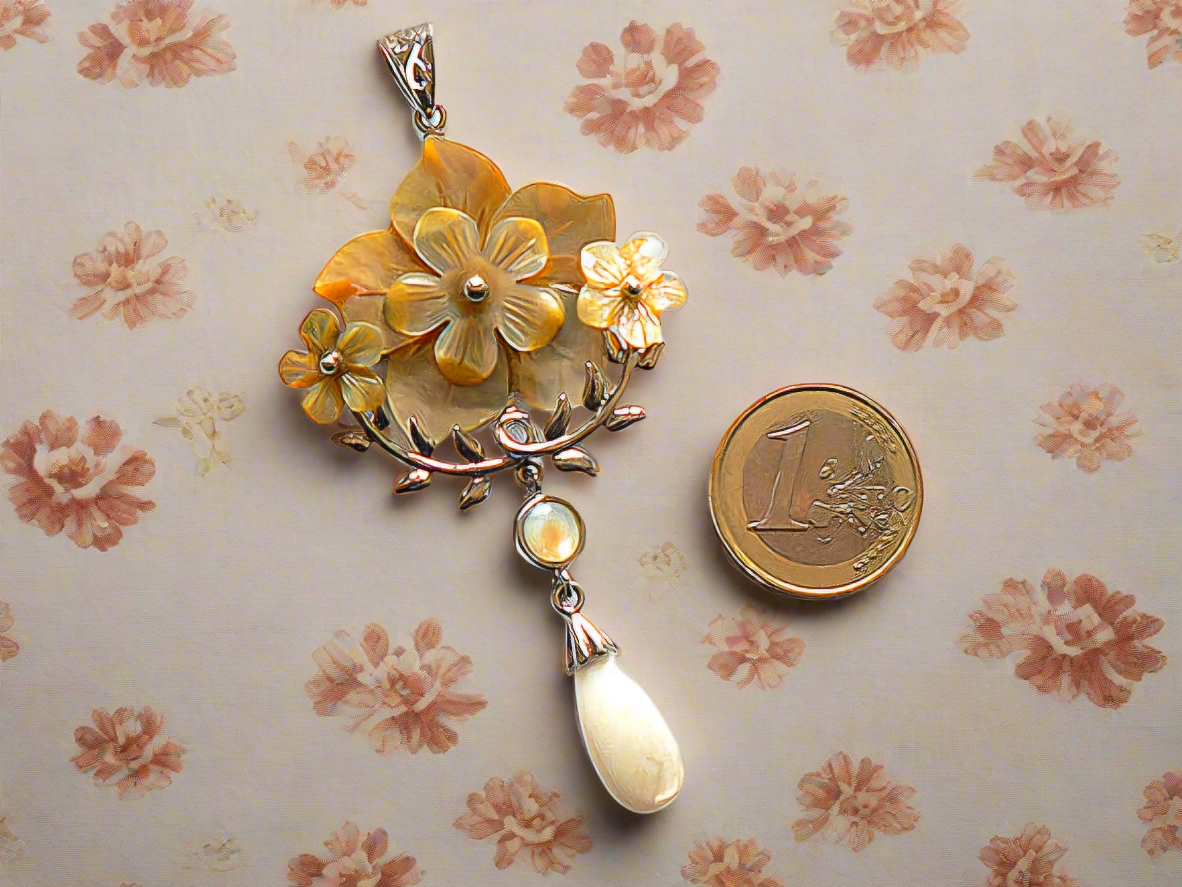 pendentif avec fleurs en nacre