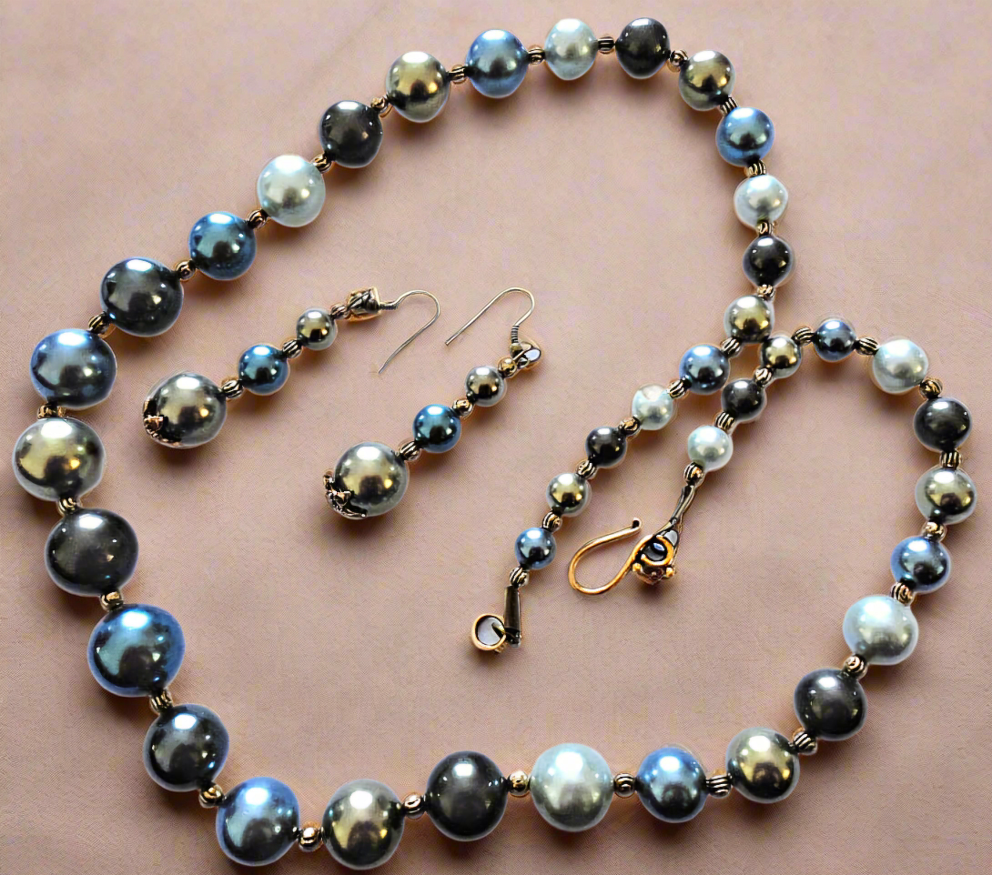 Parure en perles de nacre multicolores
