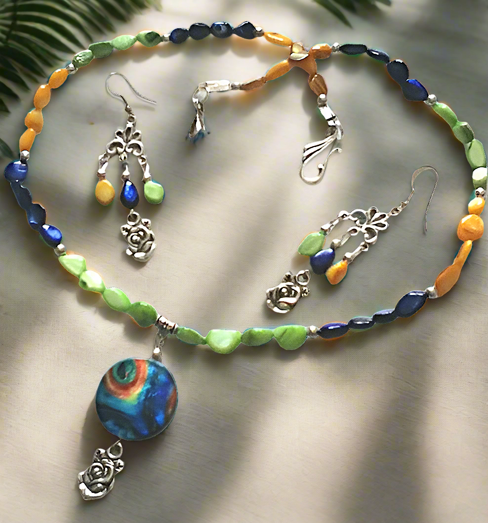 Parure en perles nacres de couleur et pendentif nacre peinte