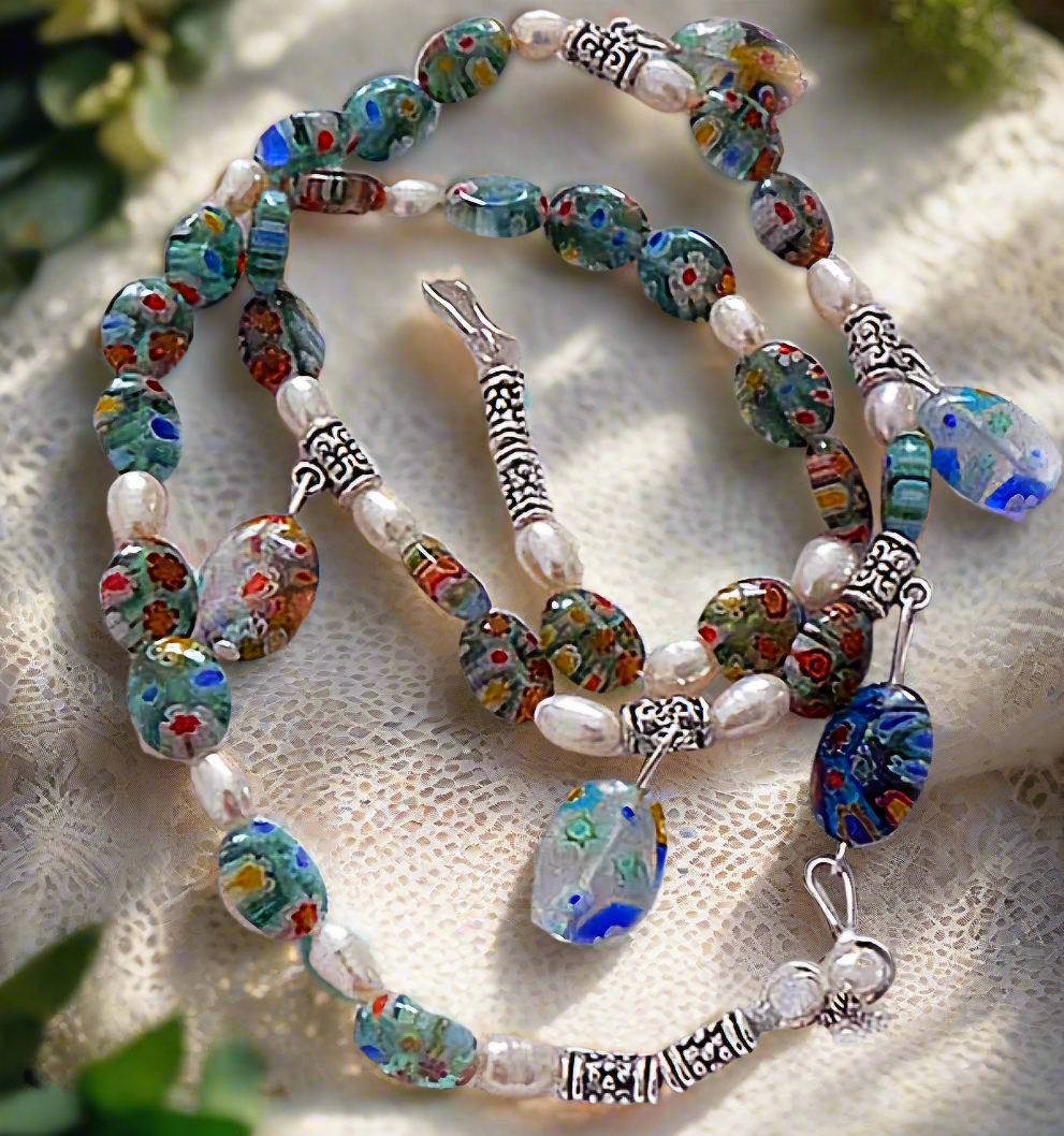 Parure en perles de verre millefiori et perles de culture