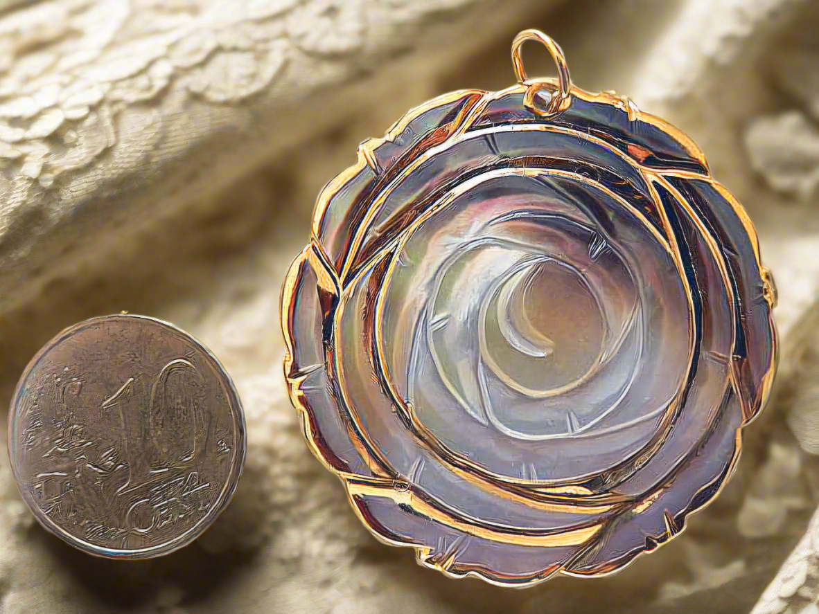 pendentif gris et or avec fleur nacre