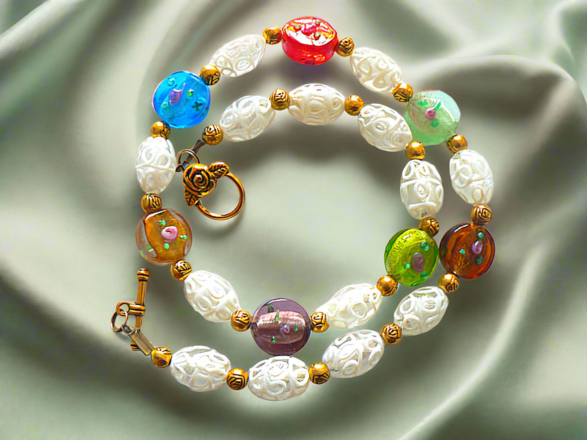 collier en perles de verre décorées et perles de verre dentelle blanche