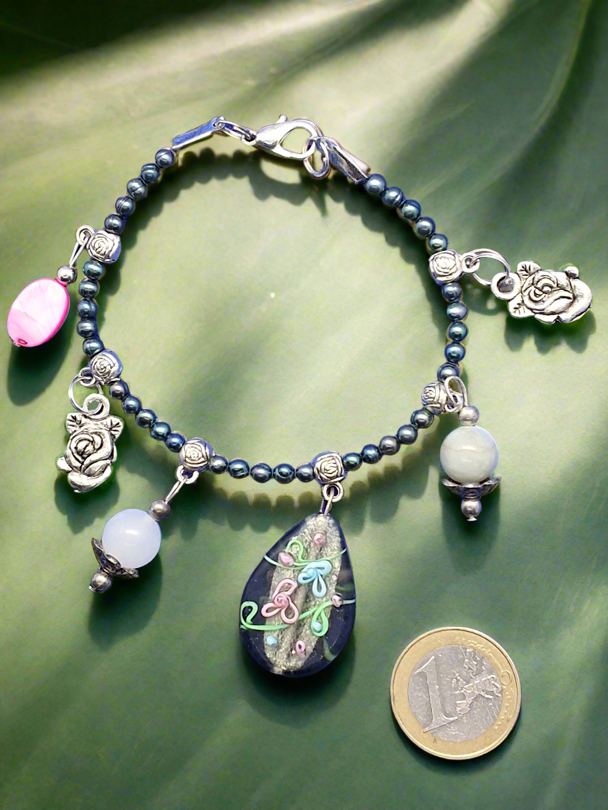 Bracelet en perles fines avec breloques quartz, nacre rose et perle de verre