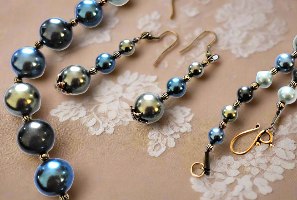 Parure en perles de nacre multicolores détail