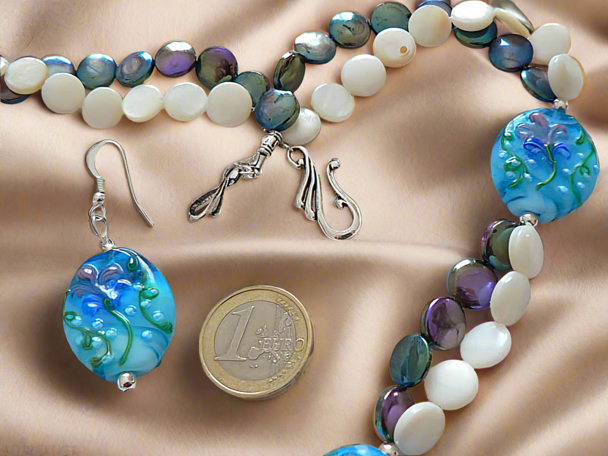 Parure en perles de verre décorées et pastilles de nacre