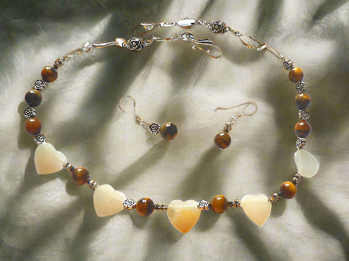 Parure en perles d' oeil du tigre et coeurs citrine jaune polis