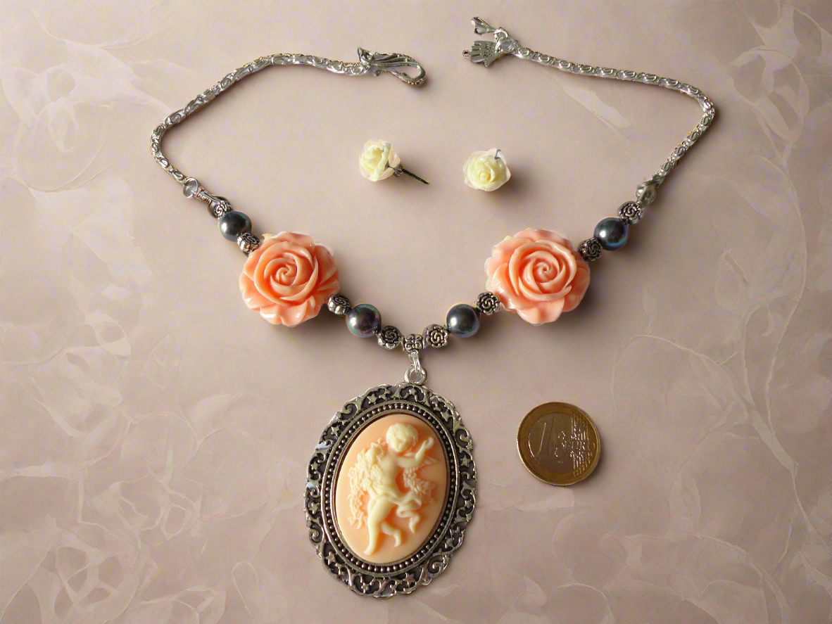 Parure avec fleurs en resine corail et perles de nacre avec camée