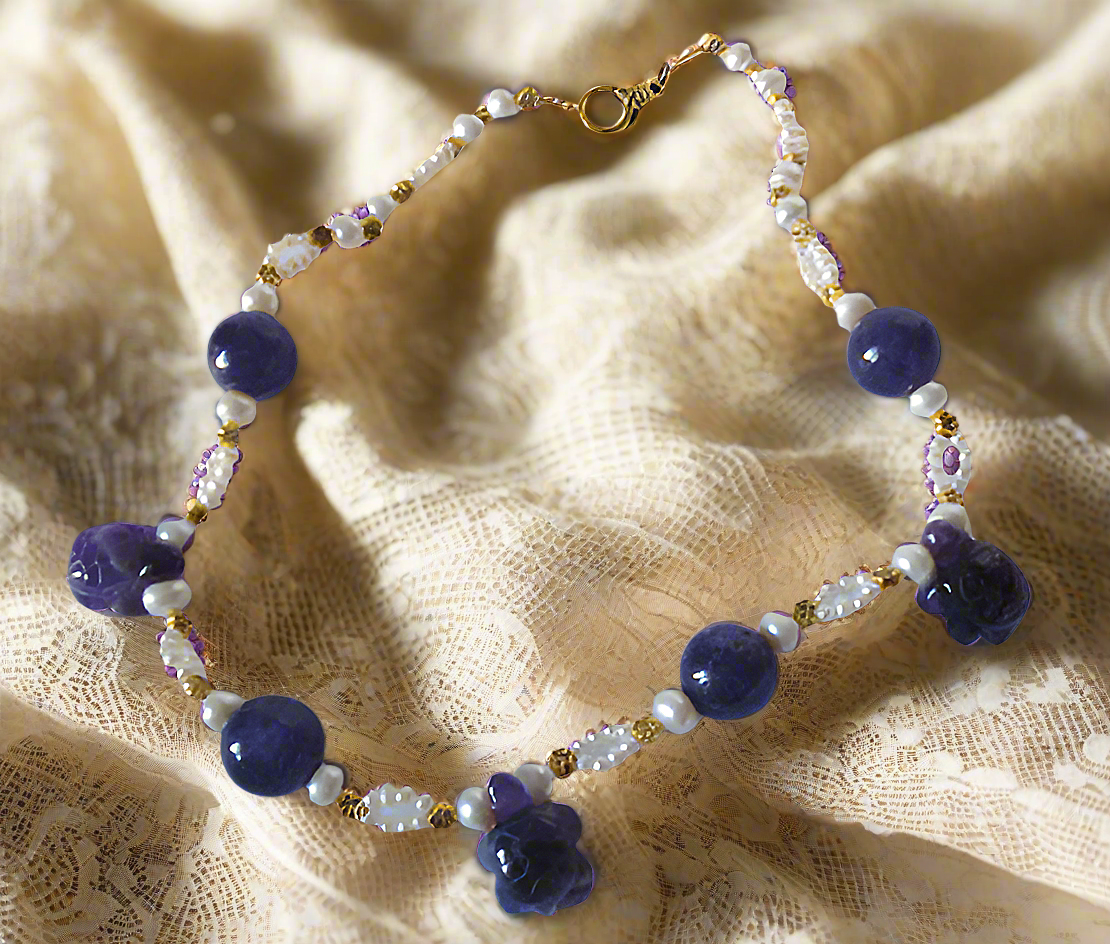 Collier en perles de culture et améthystes véritables sculptées en forme de tortues