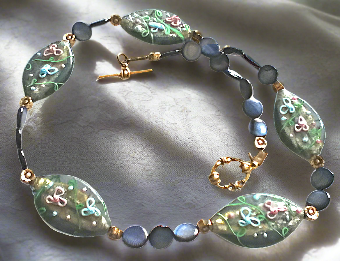 Collier pastilles nacre bleu et gdes perles verre peintes main