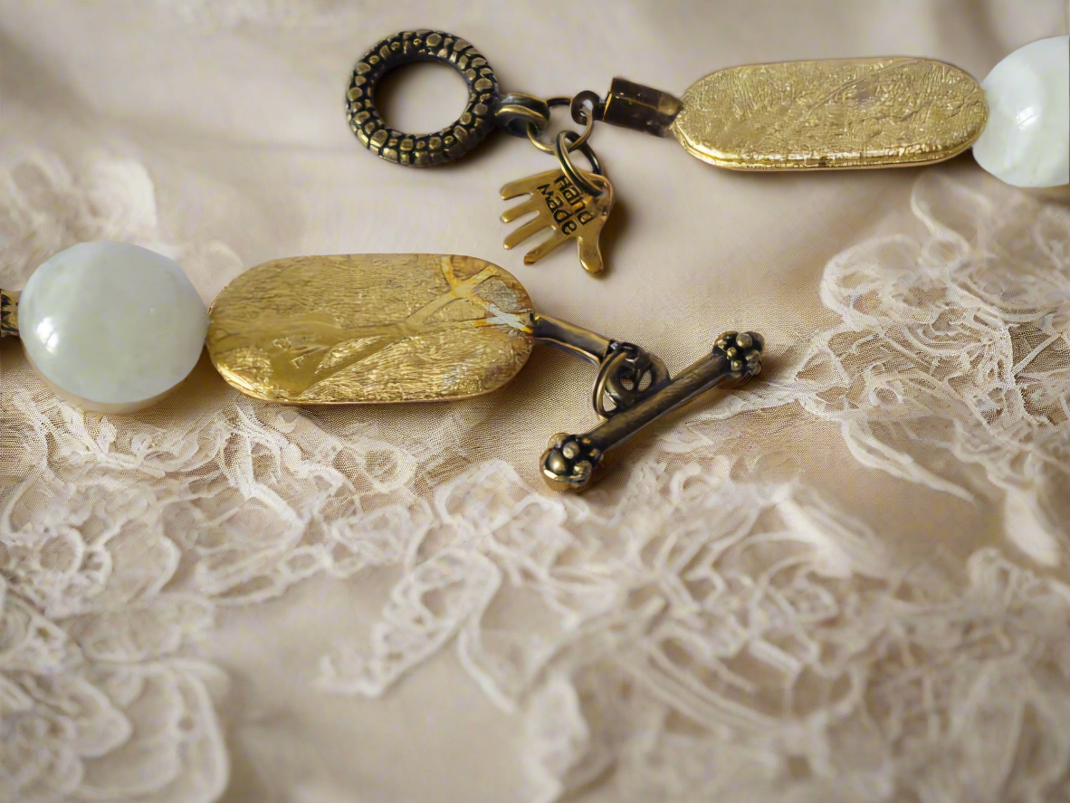 Collier en pierres de lune véritables et camée rond
