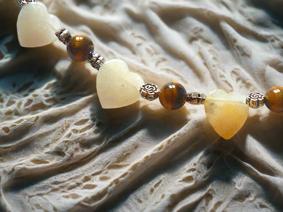 Parure en perles d' oeil du tigre et coeurs citrine jaune polis