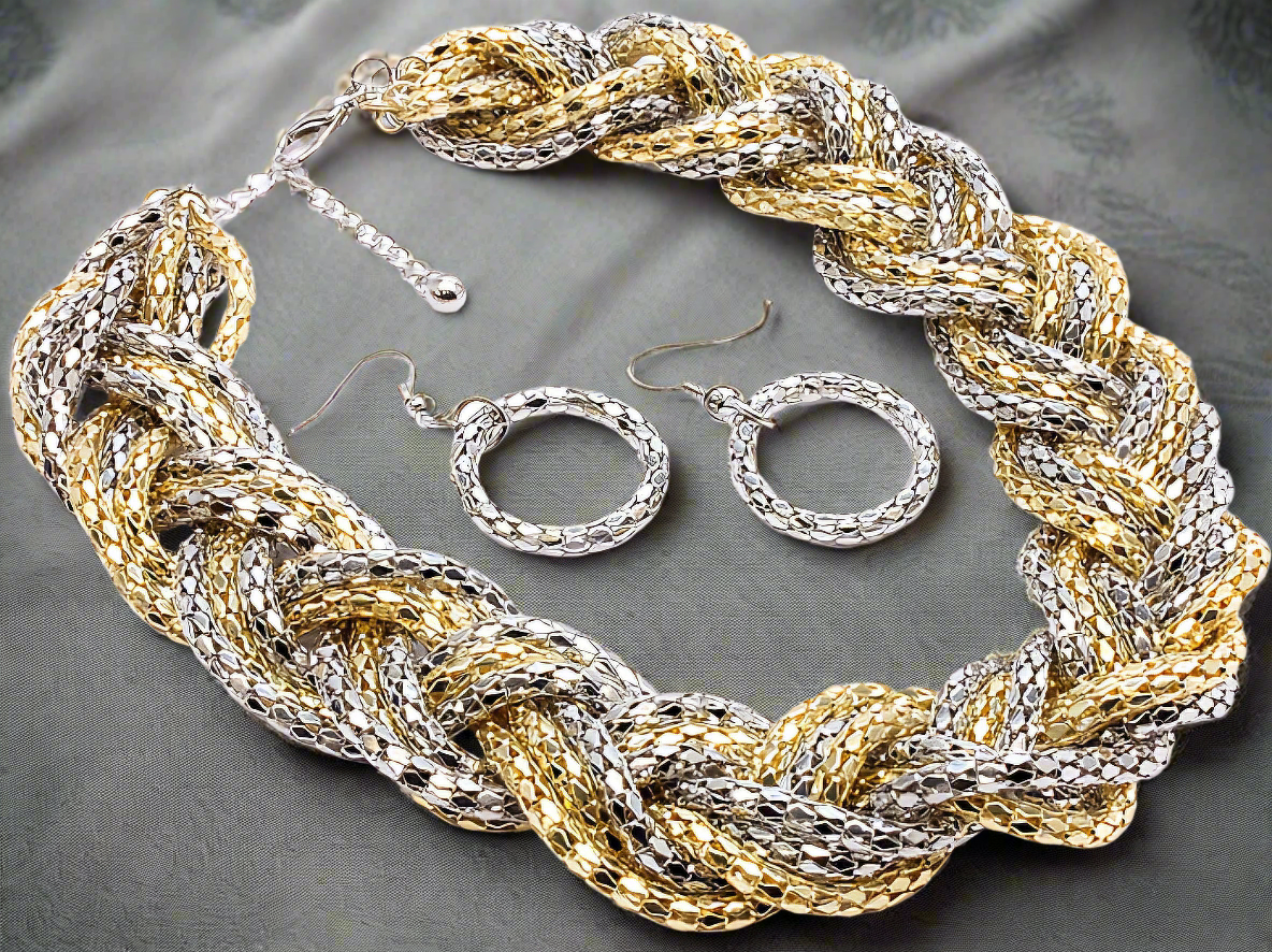 Parure fantaisie faite de chaînes multiples or et argent