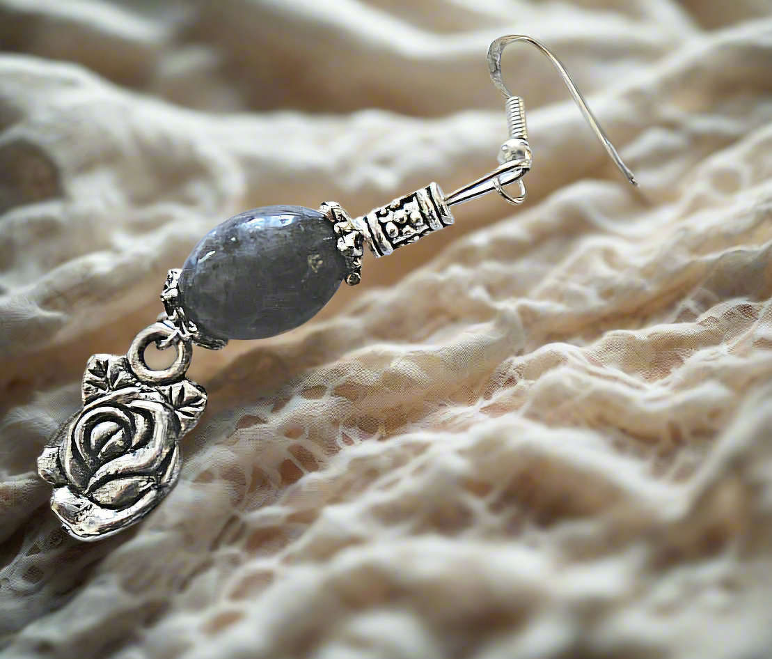 Parure en petites perles de culture couleur saumon et perles de labradorite naturelle polies détail boucle