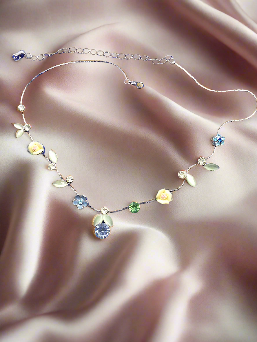 Collier avec strass et fleurs porcelaine