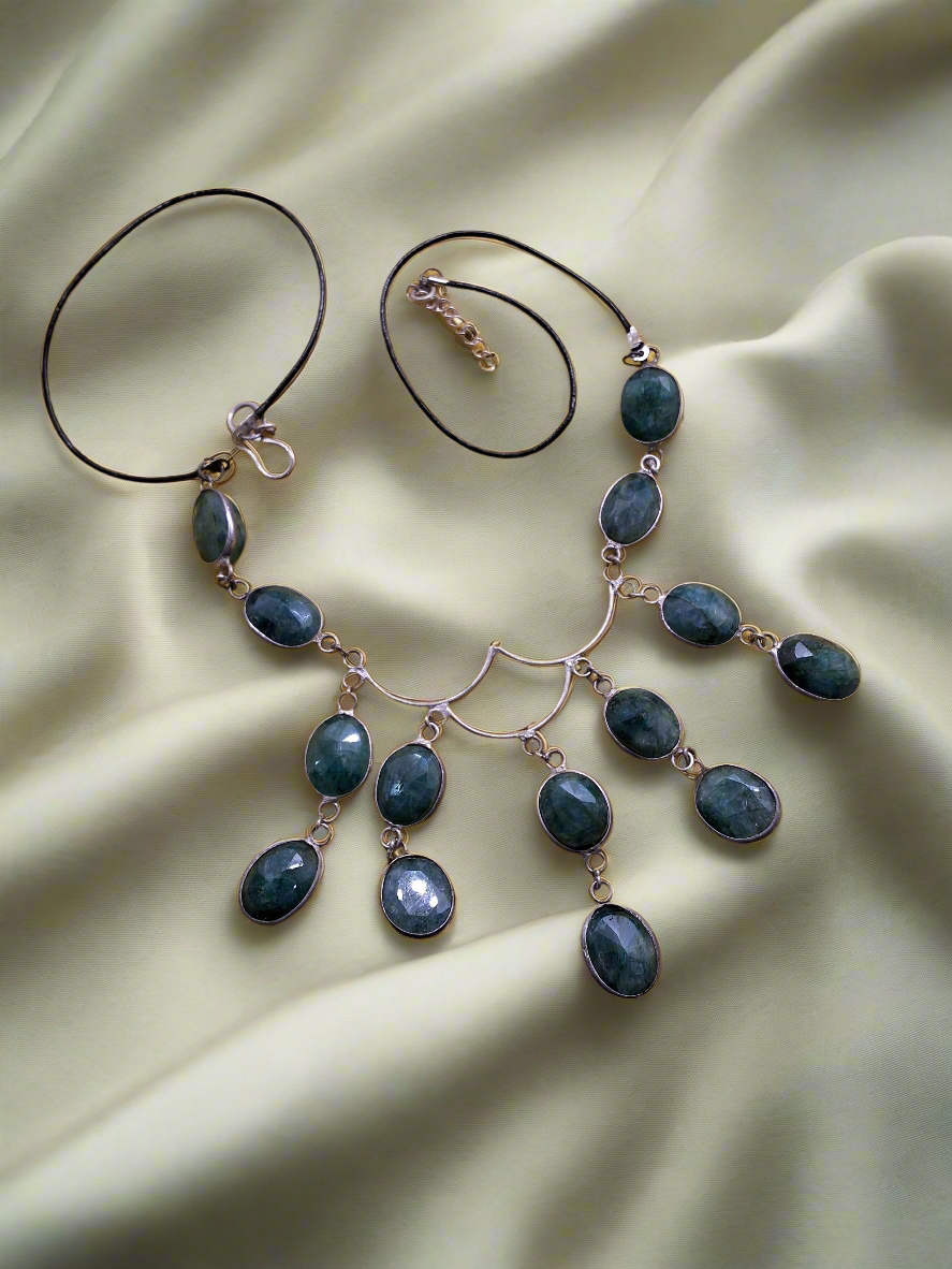 Collier en argent 925 avec émeraudes taillées sur lien de cuir