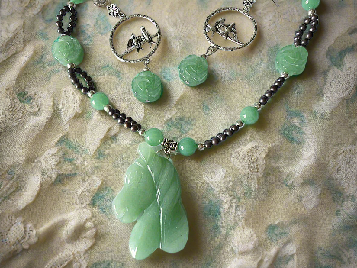Parure en perles d' aventurine véritables sculptées en forme de fleurs et cheval