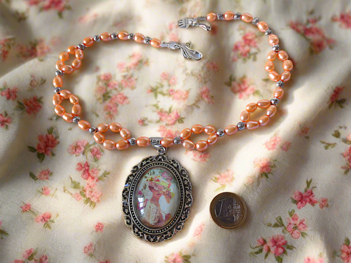 Collier en perles de culture oranges avec camée victorien