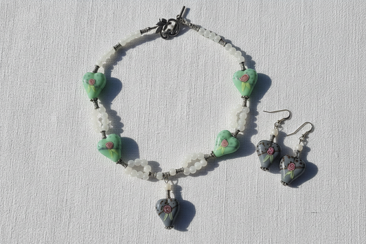 Parure en perles de verre, coeurs verts et gris décorés NACRELUNE parure