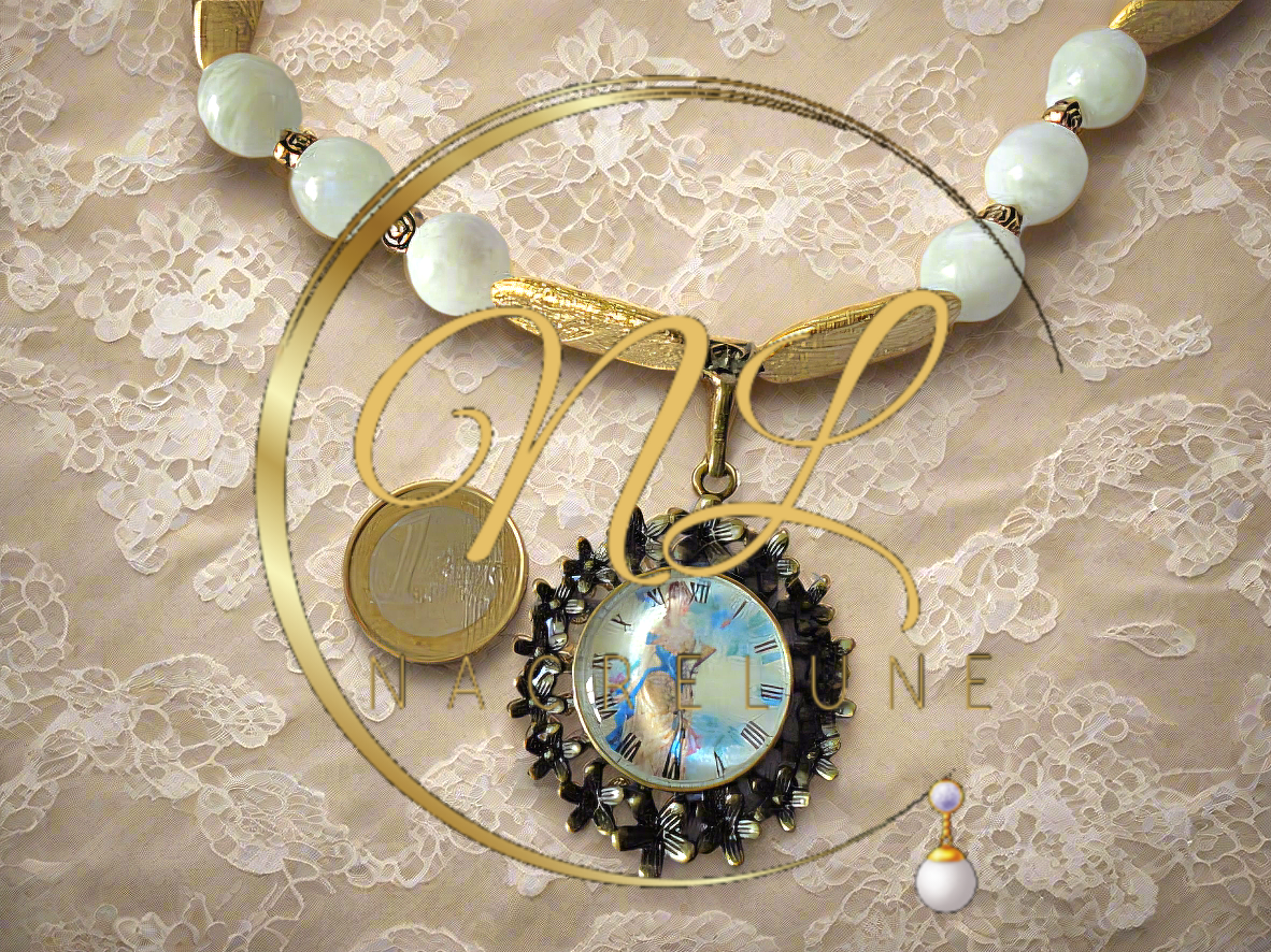 Collier en pierres de lune véritables et camée rond