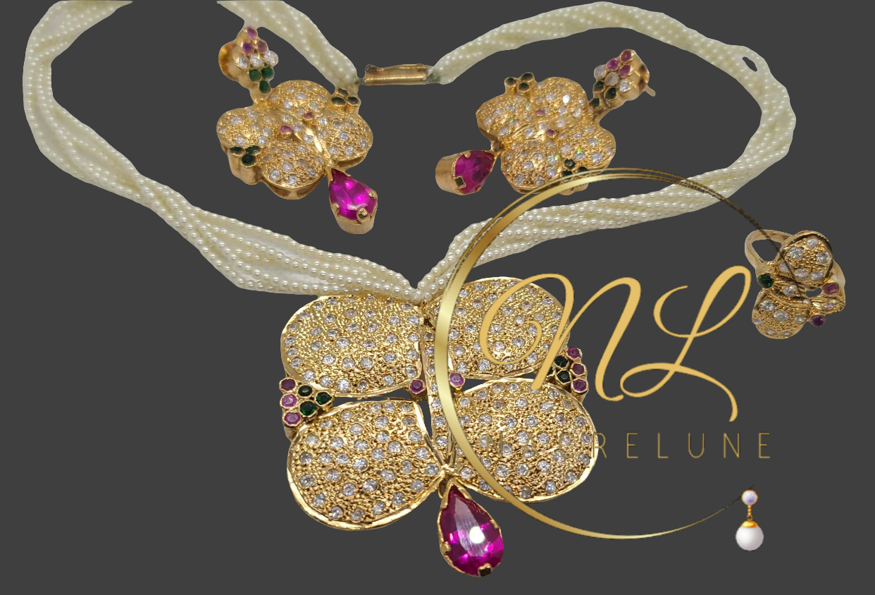 un collier et boucles d'oreilles en perles fines avec des pierres de zirconium rose