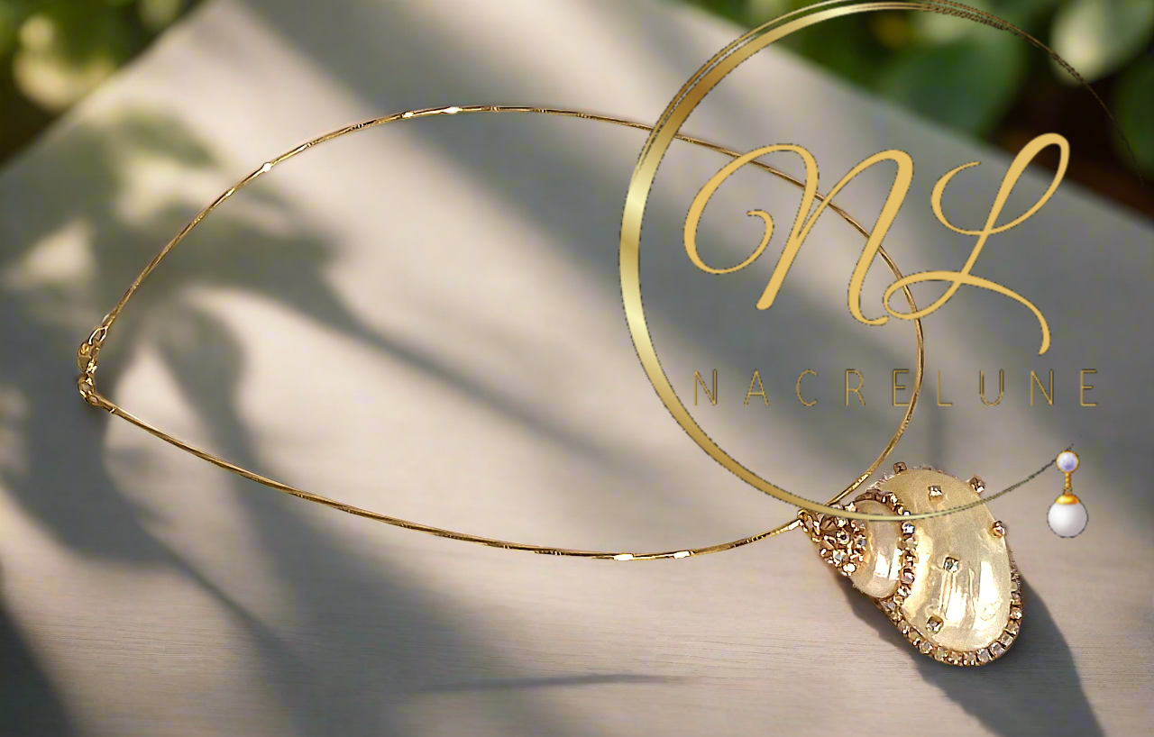 collier en nacre aux reflets multicolores, orné d'un pendentif en coquillage incrusté de strass