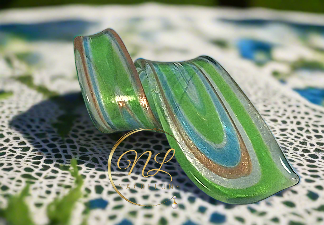 Grand pendentif en verre multicolore
