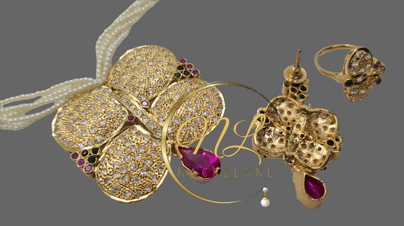 un collier et boucles d'oreilles en perles fines avec des pierres de zirconium rose