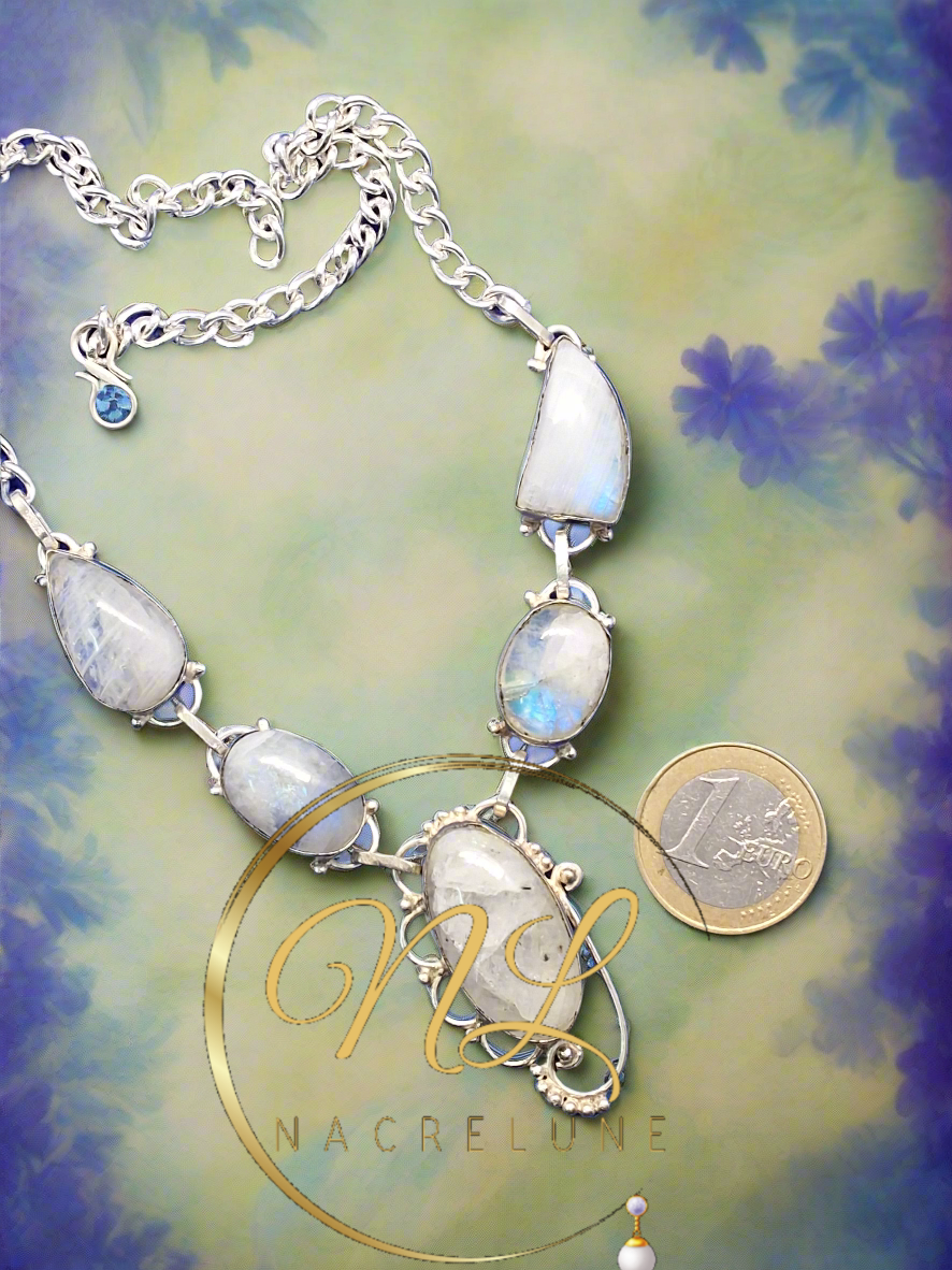 collier en argent véritable et de pierres de lune iridescentes.