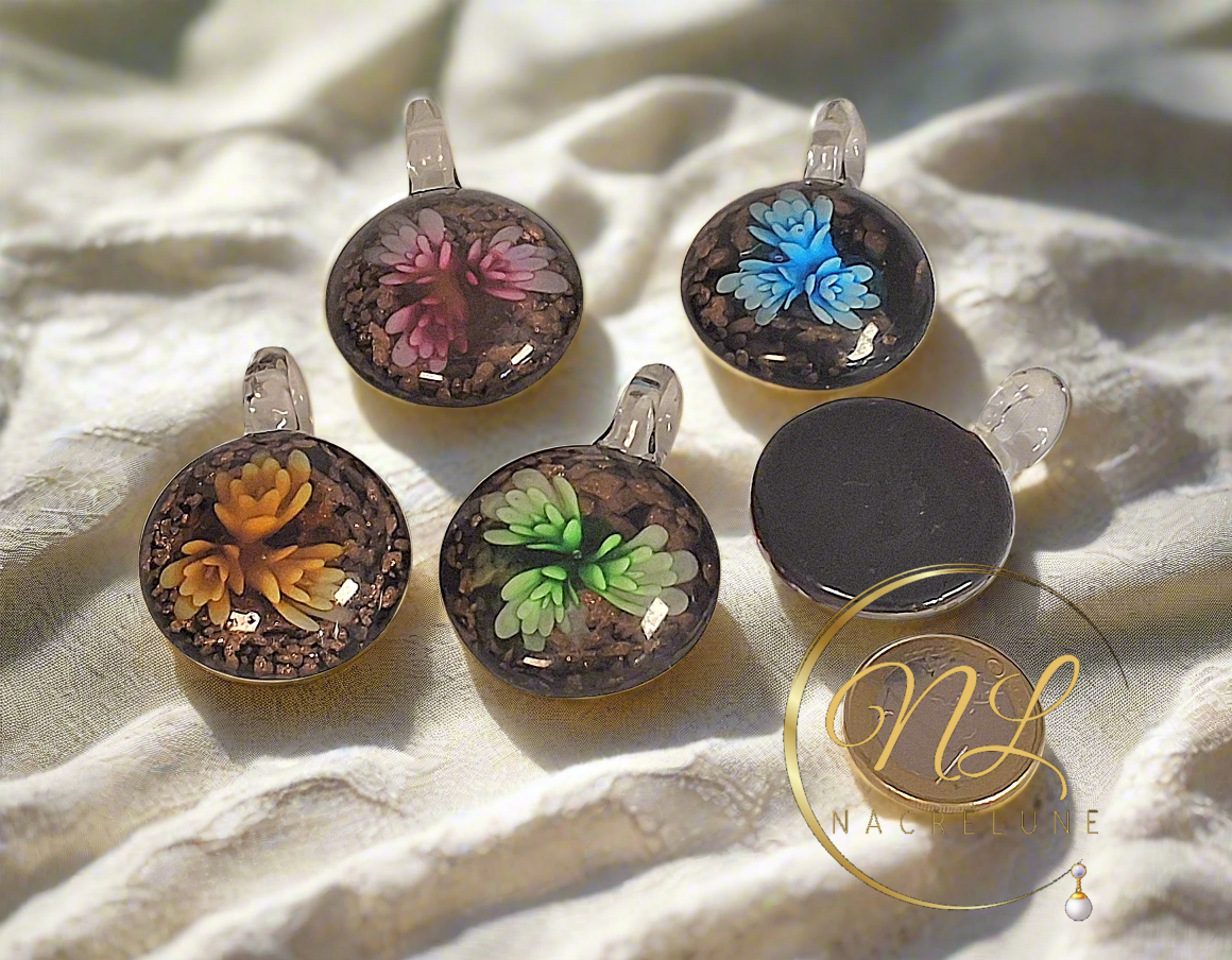 Pendentif en verre fleuri