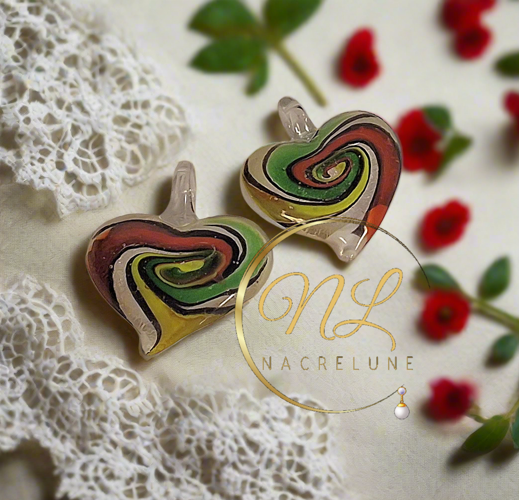 Pendentif coeur en verre multicolore