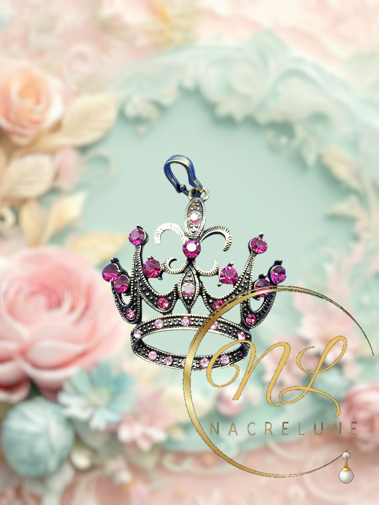 Pendentif en forme de couronne avec strass, rose