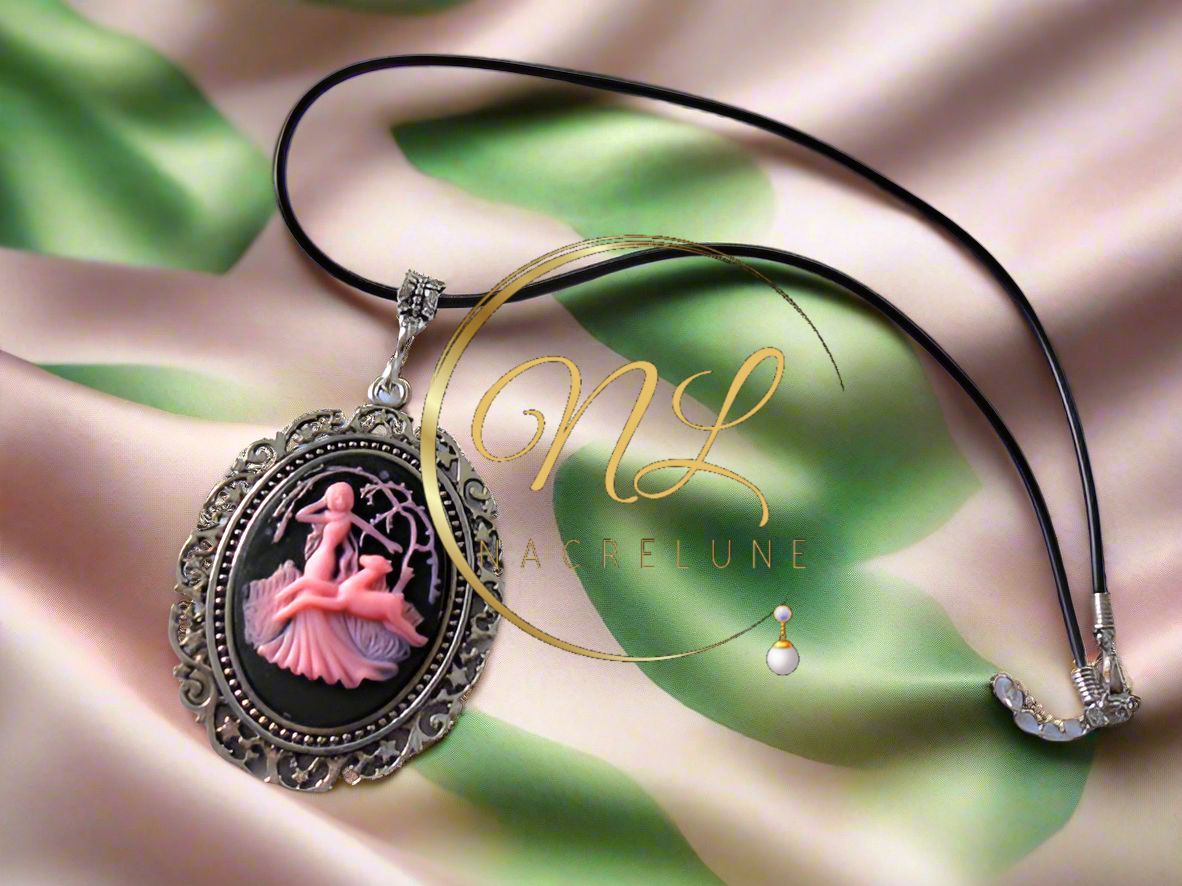 Grand pendentif camée représentant une scène de chasse antique (rose)