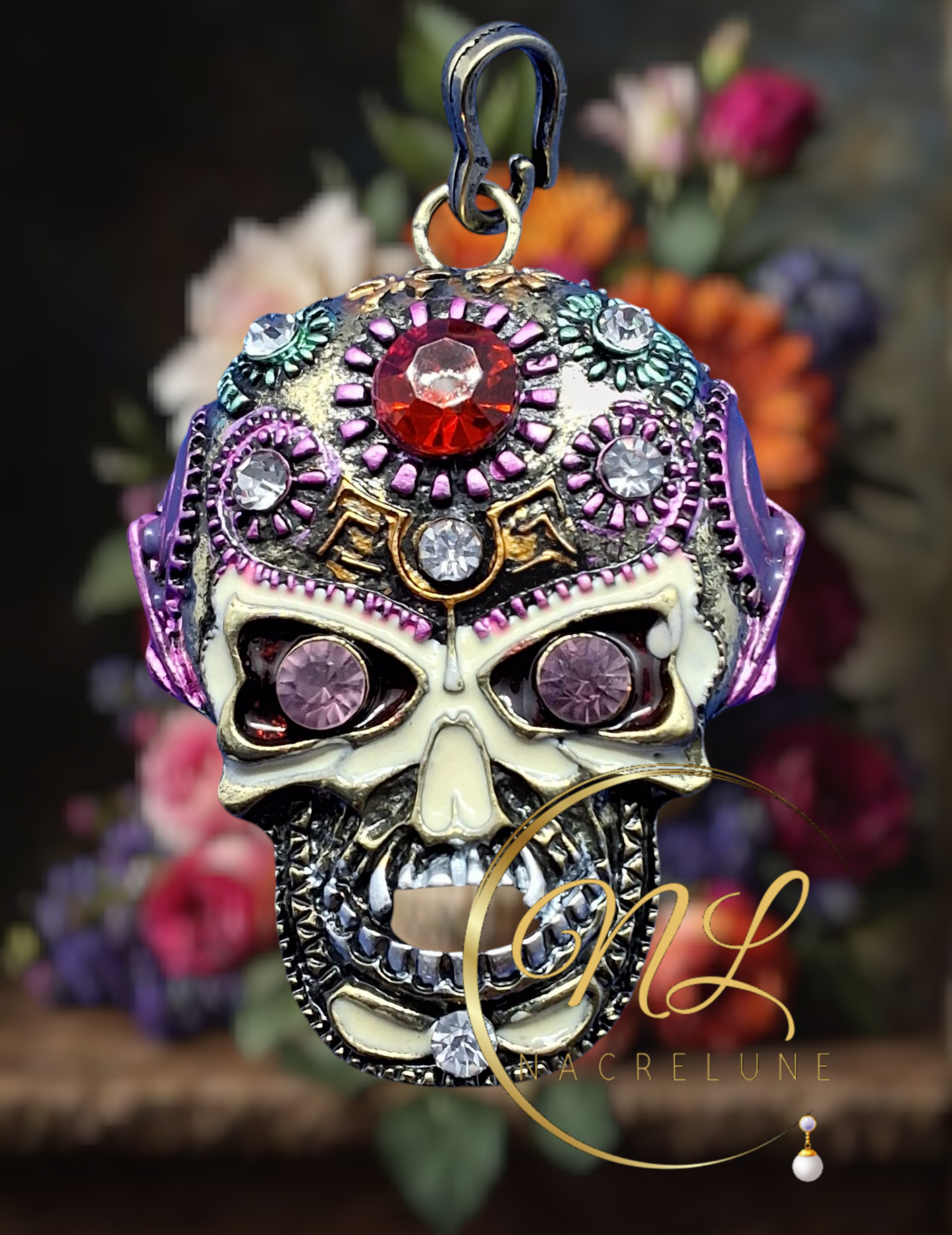 Pendentif mexicain ou gothique tête de mort, yeux violets