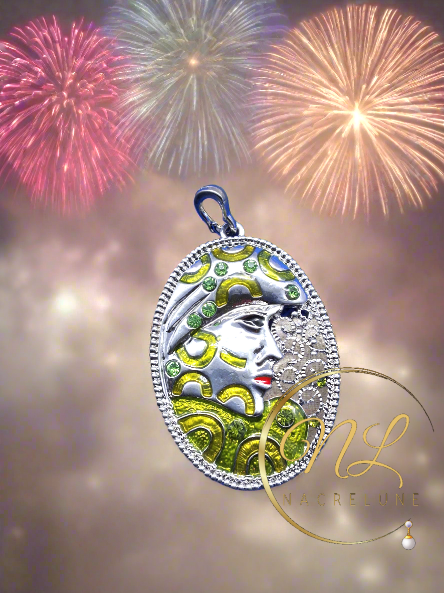 Pendentif en forme de masque vert
