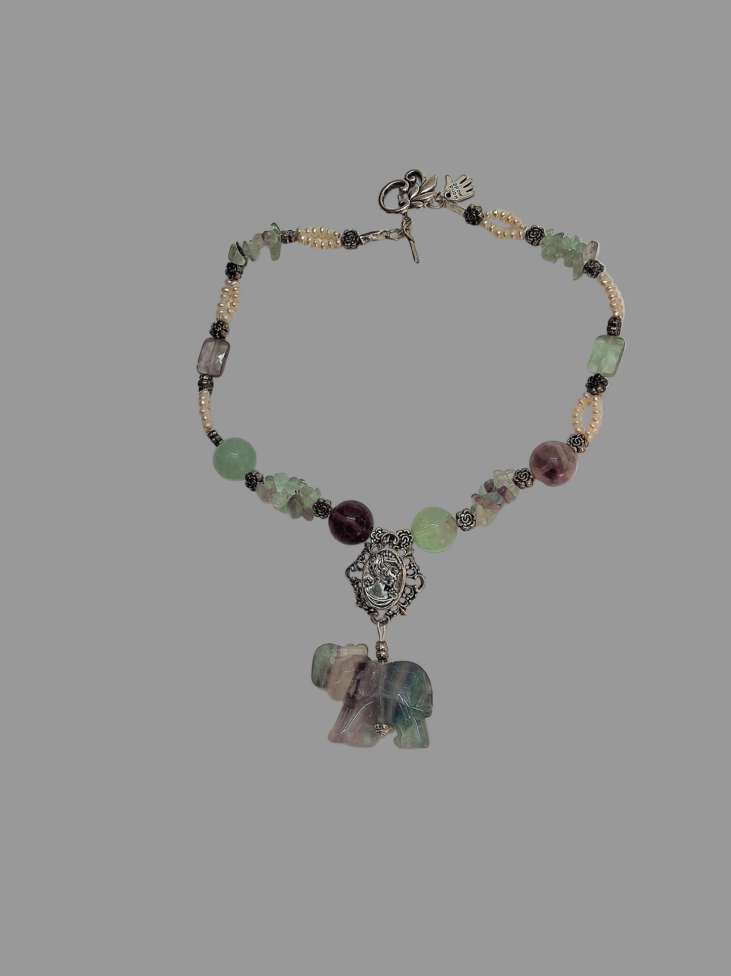 Collier en perles et elephant sculptés en fluorite naturelle et perles avec camée métal NACRELUNE collier