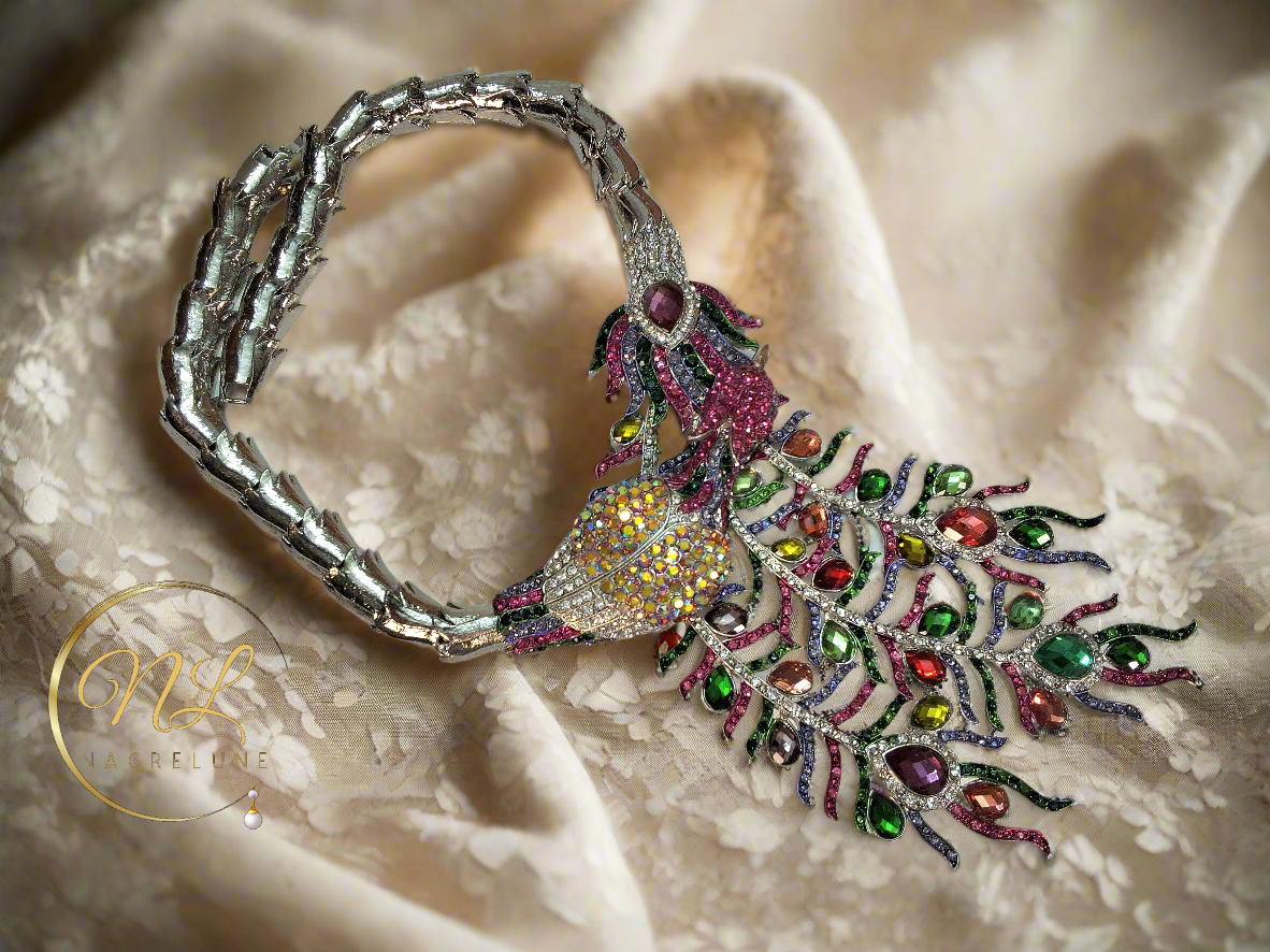 Collier en strass multicolores représentant un paon monté sur métal argenté