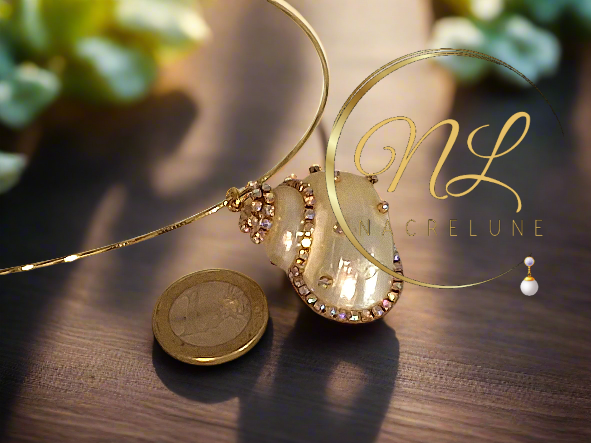 collier en nacre aux reflets multicolores, orné d'un pendentif en coquillage incrusté de strass