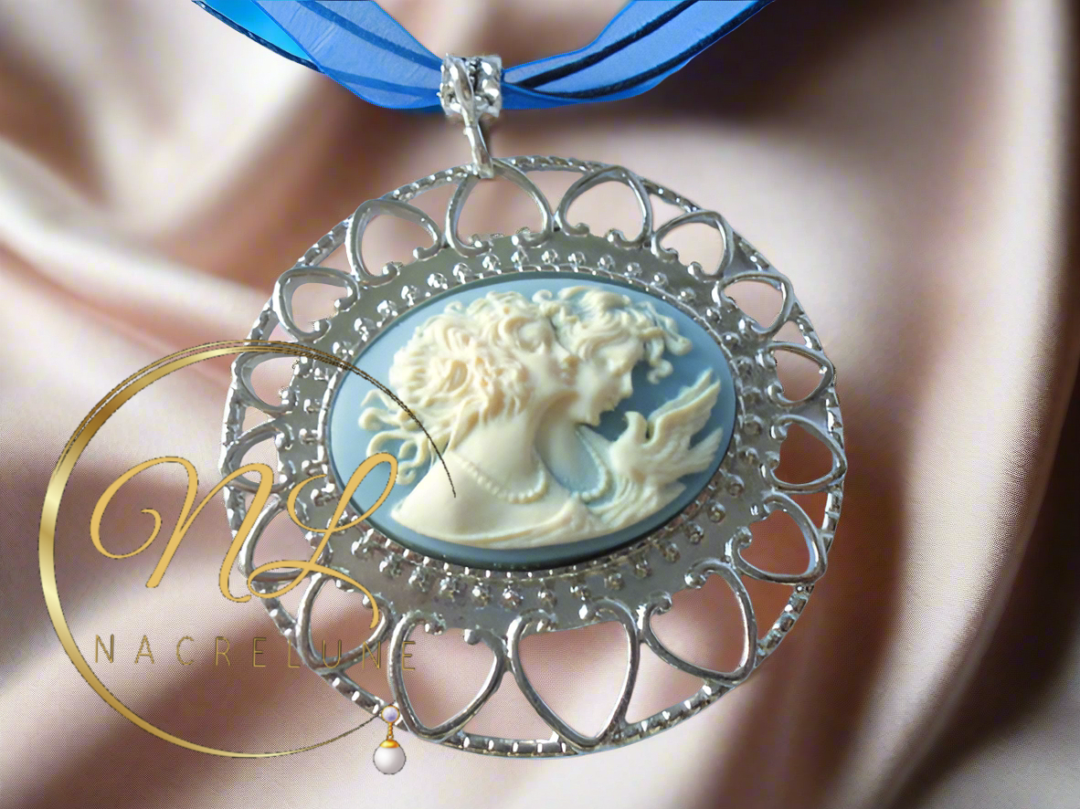 Grand pendentif camée en résine imitant le style ancien, bleu