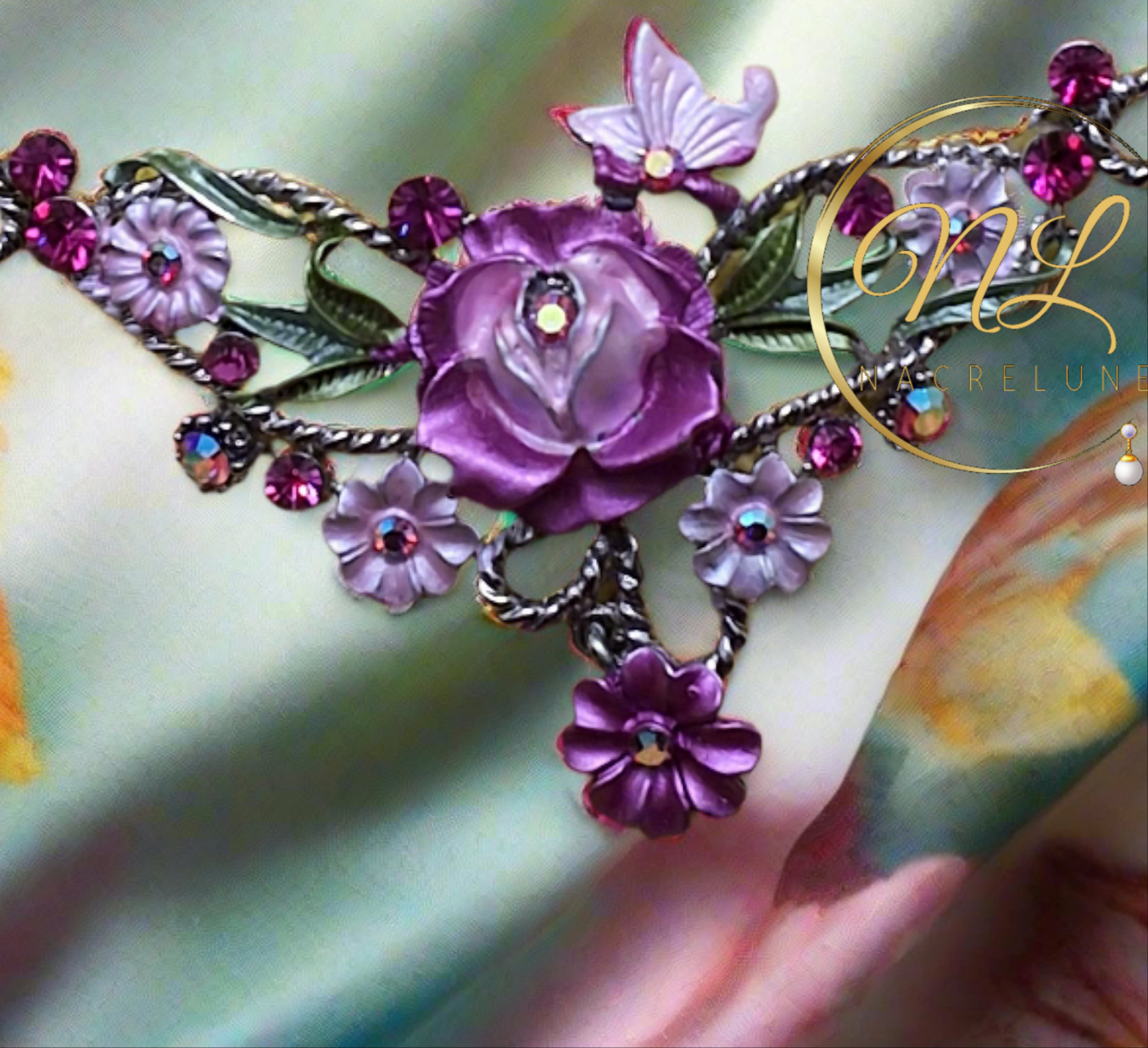 collier en émail rose avec des fleurs délicates
