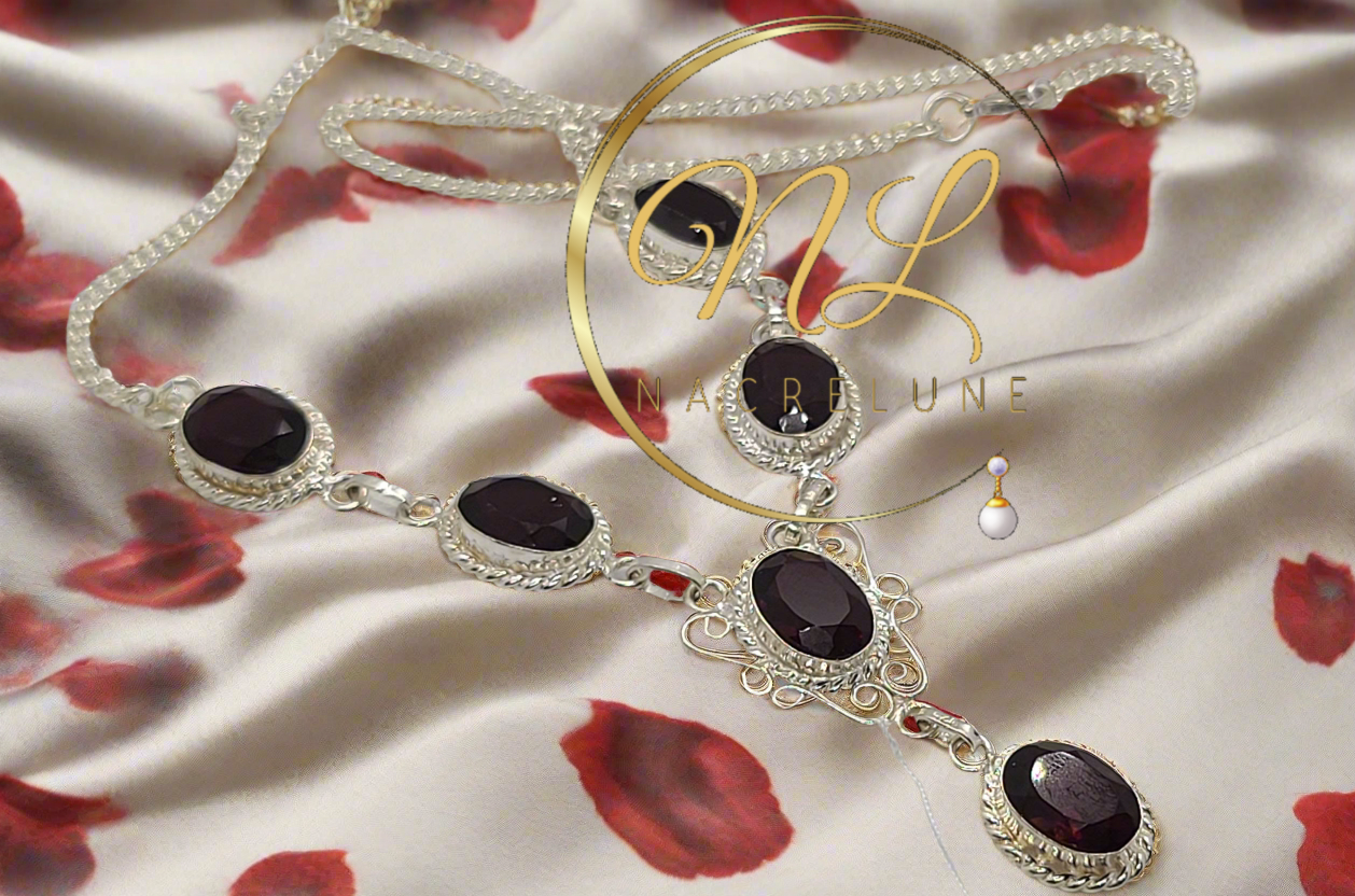 Avec des pierres en grenat taillées et une chaîne en argent véritable, ce collier ajoute une touche de luxe à votre look.