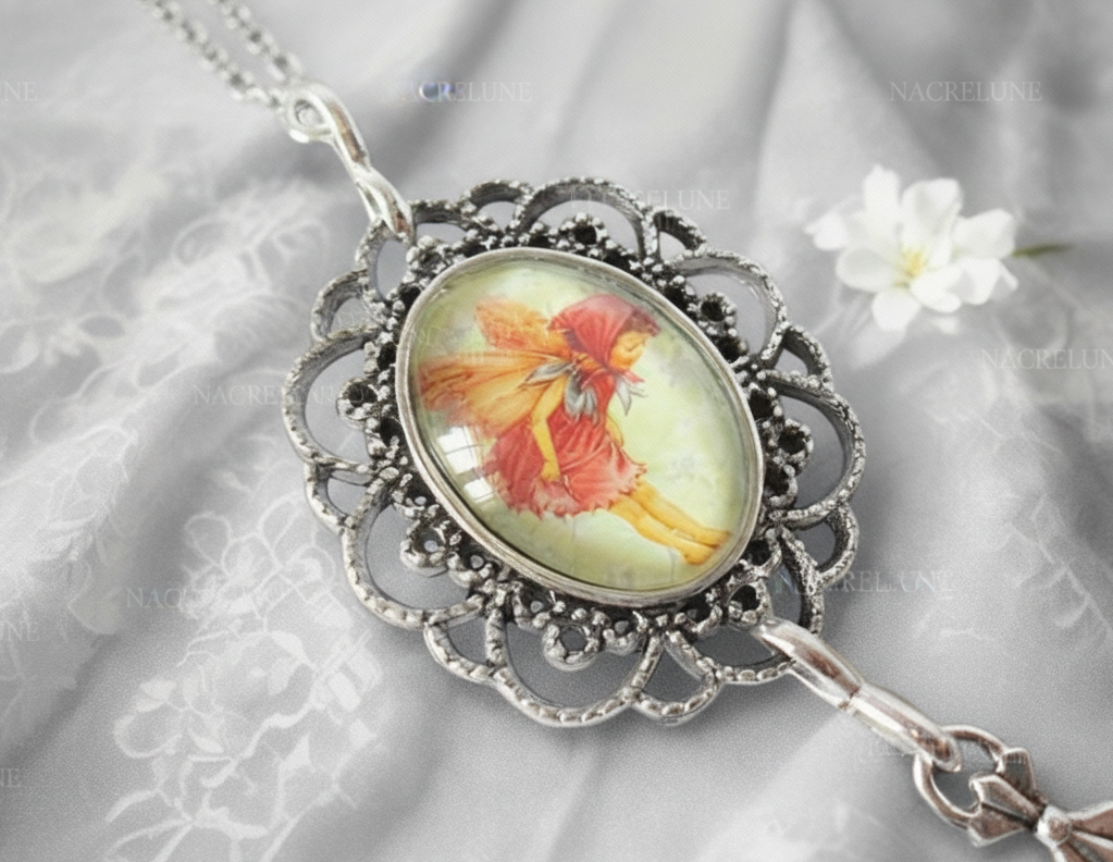 Collier fait de petits camées représentant un ange et des fées des fleurs