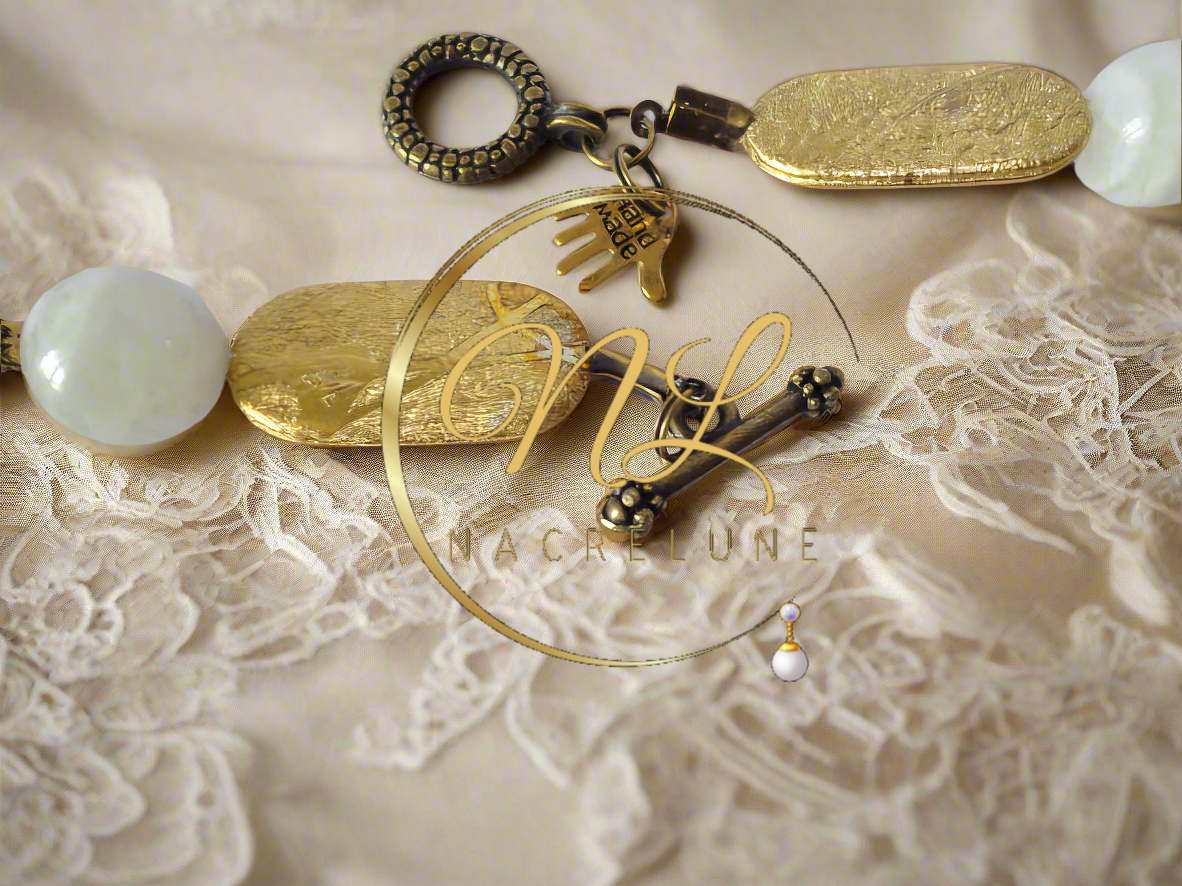 Collier en pierres de lune véritables et camée rond, détail du fermoir