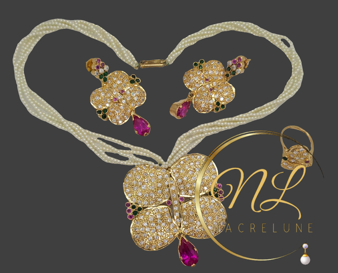 un collier et boucles d'oreilles en perles fines avec des pierres de zirconium rose