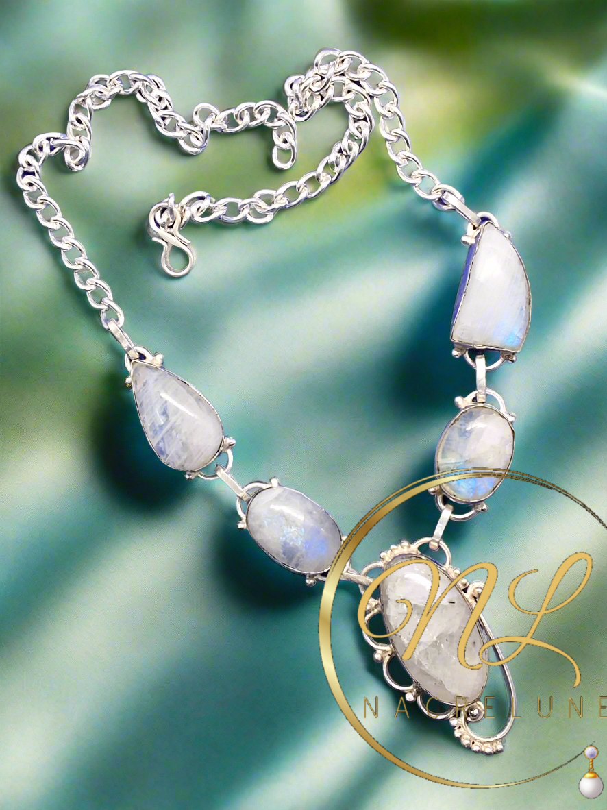 collier en argent véritable et de pierres de lune iridescentes.