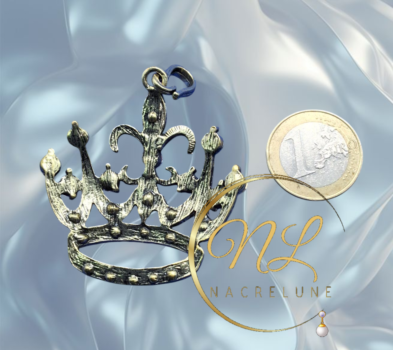 Pendentif en forme de couronne avec strass, vu de dos