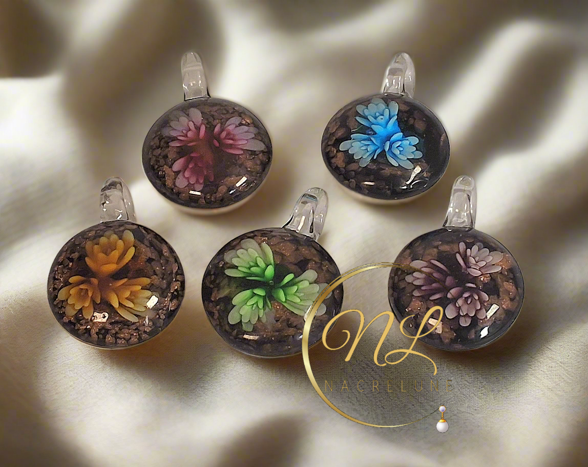Pendentif en verre fleuri